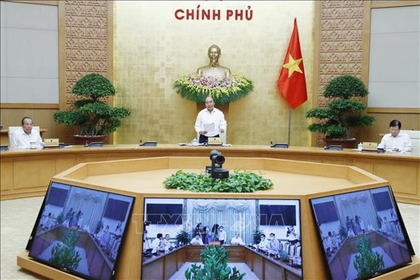 Thủ tướng Nguyễn Xuân Phúc làm việc trực tuyến với lãnh đạo chủ chốt của TP Hồ Chí Minh. Ảnh: TTXVN