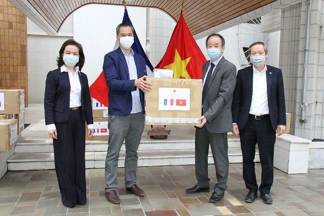 Đại sứ Nguyễn Thiệp trao tặng khẩu trang cho Hội người Việt Nam tại Pháp. Ảnh: Báo Nhân dân