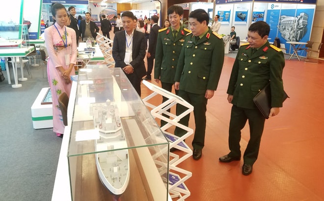 oàn cán bộ QĐNDVN thăm quan khu trưng bày của Tổng cục CNQP. Ảnh: Bình Nguyên