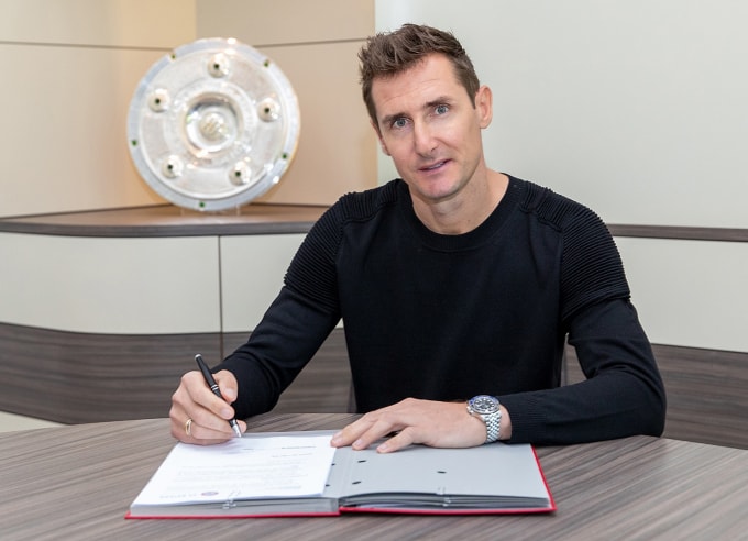 Buổi lễ ký kết hợp đồng trở thành trợ lý HLV trưởng của Bayern. Ảnh: Bayern Munich FC
