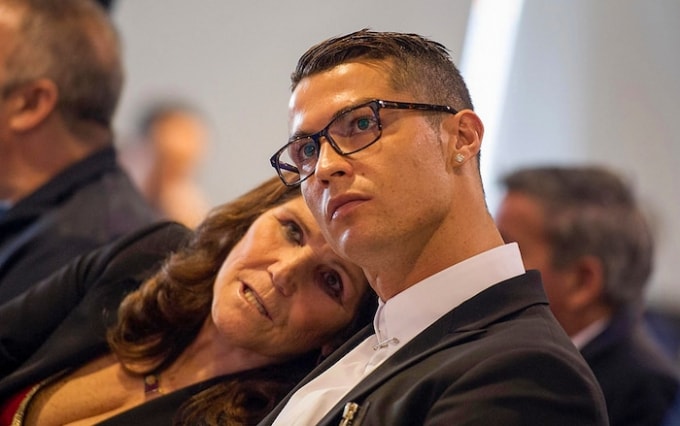 Với Ronaldo, mẹ anh là người phụ nữ quan trọng nhất cuộc đời. Ảnh: Getty
