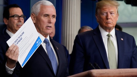 Phó tổng thống Mỹ Mike Pence đứng cạnh Tổng thống Mỹ Donald Trump trong một cuộc họp báo ở Nhà Trắng - Ảnh: GETTY