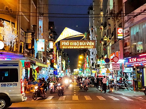 Bùi Viện thu hút đông khách Tây. Ảnh minh họa.