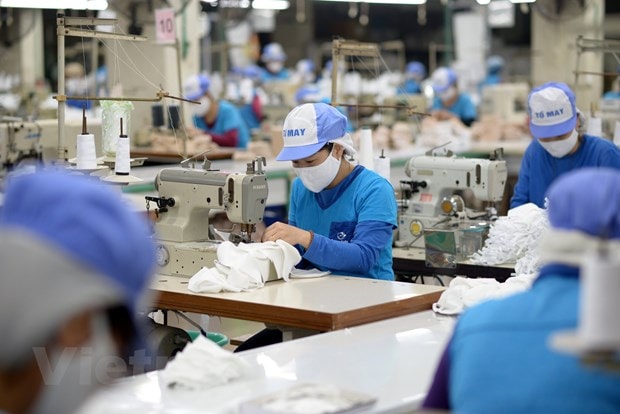 Doanh nghiệp dệt may sản xuất khẩu trang phục vụ phòng chống dịch COVID-19. Ảnh: Đức Duy