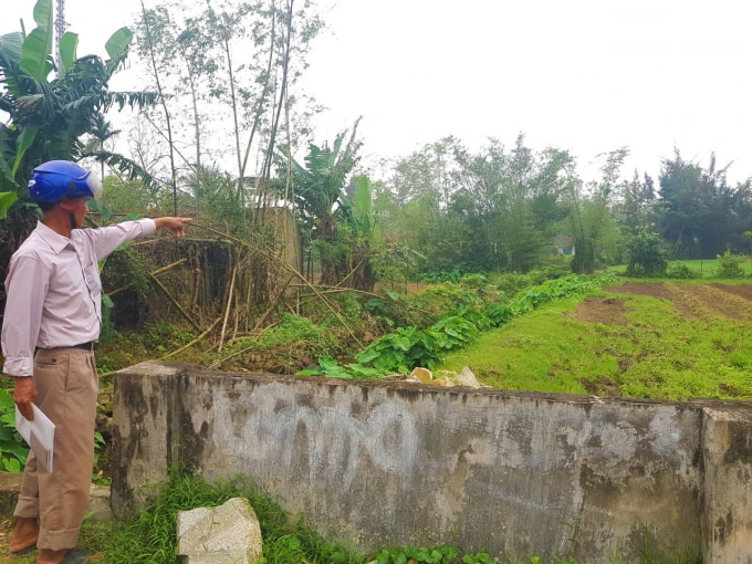 Ông Nguyễn Khắc Miệt chỉ cho phóng viên con đường đi vào thửa đất của gia đình ông bị hộ ông Nguyễn Như Khích chiếm giữ vào bìa đỏ
