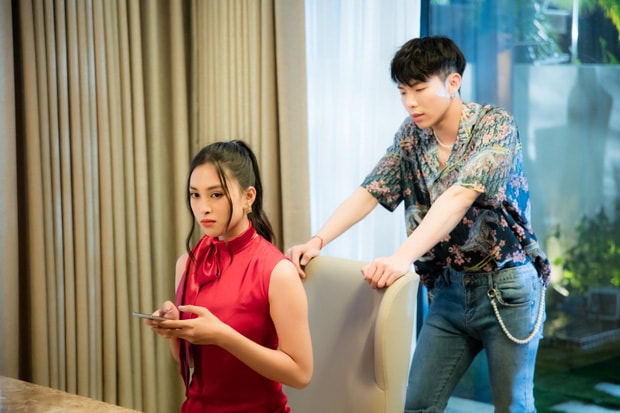 Tiểu Vy thử sức trong MV mới của Erik.