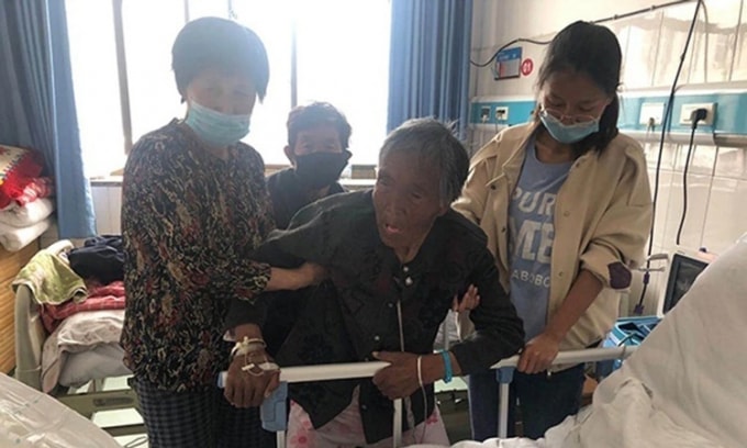 Cụ bàn tên Wang năm nay 79 tuổi vừa được cứu sống sau khi bị chính con trai của mình chôn sống - Ảnh: Handout/SCMP