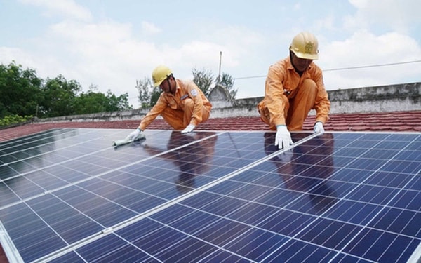 Hệ thống điện mặt trời trên mái nhà được khuyến khích phát triển để giảm tiêu thụ điện từ hệ thống điện quốc gia. Ảnh minh họa