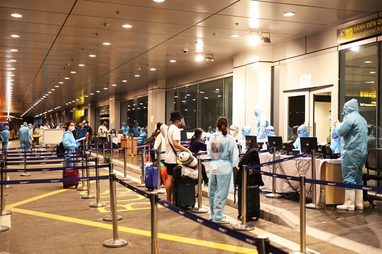 161 công dân Việt Nam trở về từ Mỹ âm tính lần 1 với virus SARS-CoV-2. Ảnh TL.