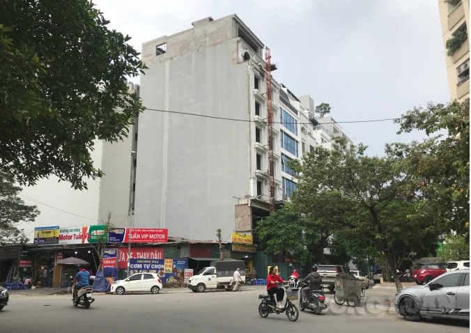 Vi phạm trật tự xây dựng tràn lan kéo theo một loạt những hệ lụy như gia tăng dân số, áp lực giao thông, rác thải, ô nhiễm môi trường,...gây bức xúc dư luận