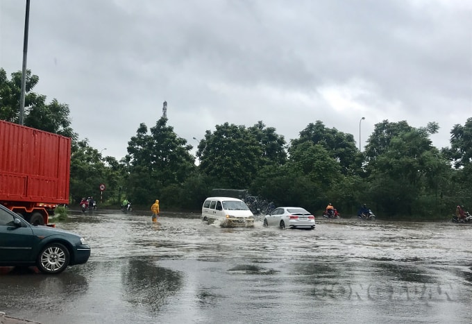 Nhiều khu vực trên đại lộ Thăng Long 