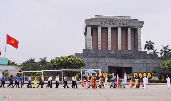 Đông đảo đồng bào, du khách vào Lăng viếng Chủ tịch Hồ Chí Minh. Ảnh: TL
