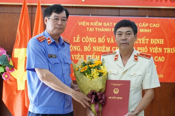 Phó Viện trưởng Viện Kiểm sát nhân dân tối cao Trần Công Phàn trao quyết định và chúc mừng ông Phạm Đình Cúc