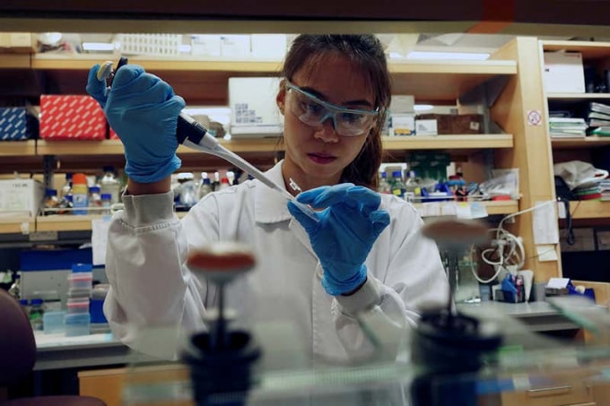 Phòng thí nghiệm tại Singapore, một trong những nơi đang nghiên cứu tìm ra vắc-xin SARS-CoV-2. Ảnh: Reuters.