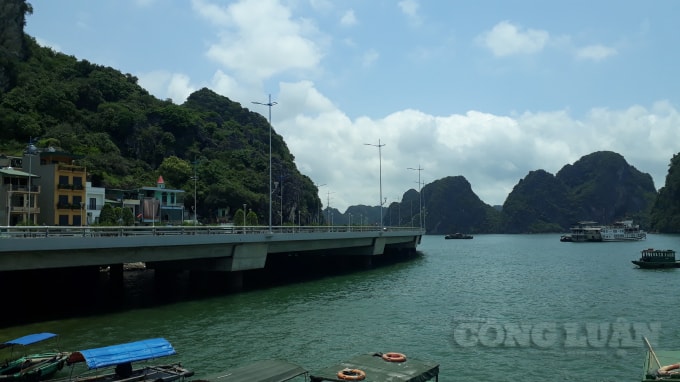 Một đoạn đường bao biển, đường Trần Quốc Nghiễn - điểm du lịch hè Hạ Long hấp dẫn mọi du khách. Ảnh: Nguyễn Quân.