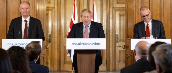 Ông Boris Johnson họp báo cùng với 2 chuyên gia về đại dịch. Ảnh: Reuters