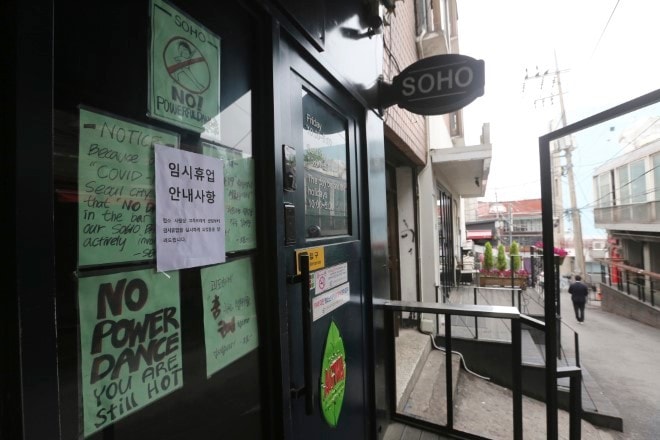 Một hộp đêm tại Itaewon đóng cửa sau tin tức bùng dịch. Ảnh: Asahi