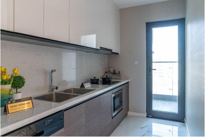 Không gian bếp rộng rãi và nhiều ánh sáng