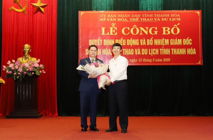 Ông Nguyễn Đình Xứng, Chủ tịch UBND tỉnh Thanh Hóa (bên phải) trao quyết định điều động và bổ nhiệm Giám đốc Sở VH-TT-DL cho ông Phạm Nguyên Hồng. Ảnh: TL