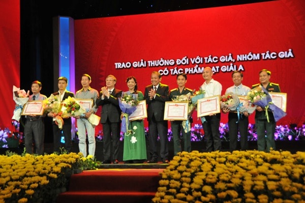 Các tác giả đoạt giải A, Giải thưởng sáng tác, quảng bá tác phẩm văn học, nghệ thuật, báo chí về chủ đề “Học tập và làm theo tư tưởng, đạo đức, phong cách Hồ Chí Minh”, đợt 1 (2016-2018). Ảnh: dangcongsan.vn