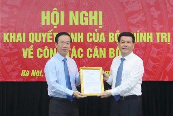 Trưởng Ban Tuyên giáo Trung ương Võ Văn Thưởng trao quyết định cho ông Nguyễn Hồng Diên
