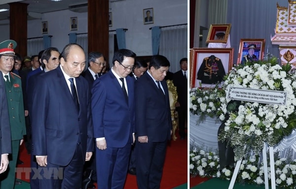 Thủ tướng Nguyễn Xuân Phúc viếng nguyên Thủ tướng Lào Sisavath Keobounphan. Ảnh: TTXVN