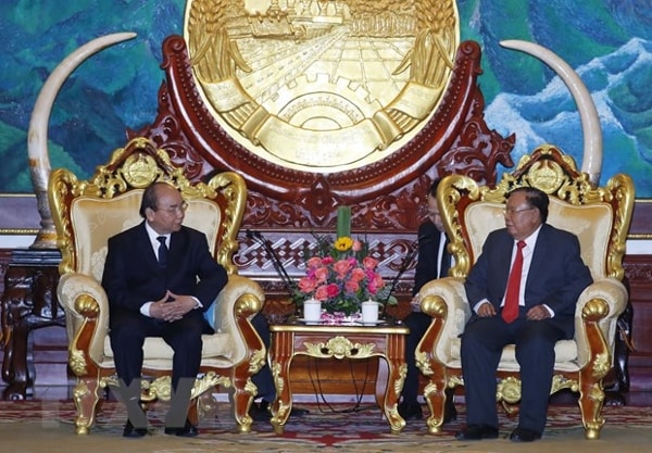 Thủ tướng Nguyễn Xuân Phúc chào xã giao Tổng Bí thư, Chủ tịch nước Lào Bounnhang Vorachith. Ảnh: TTXVN