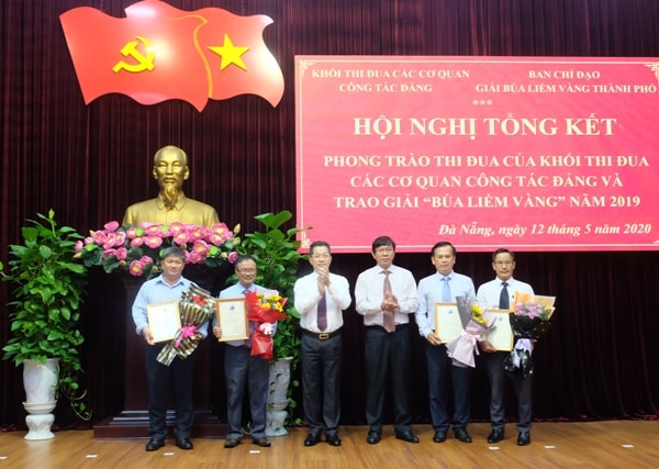 Các tác giả và nhóm tác giả đạt giải A - Giải Búa liềm Vàng thành phố năm 2019. Ảnh Công Tâm