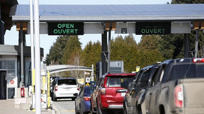 Các tài xế chờ đợi để đi qua hải quan Canada tại biên giới Canada-Hoa Kỳ ở Surrey, British Columbia - Ảnh: Reuters