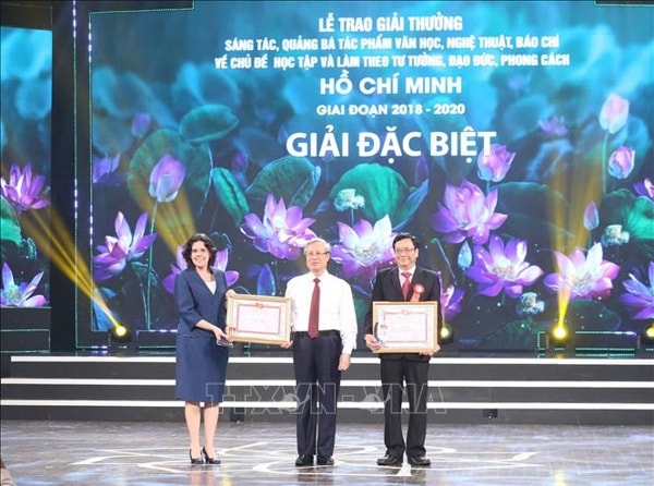 Đồng chí Trần Quốc Vượng, Uỷ viên Bộ Chính trị, Thường trực Ban Bí thư trao giải Đặc biệt cho tập thể và cá nhân. Ảnh: TTXVN