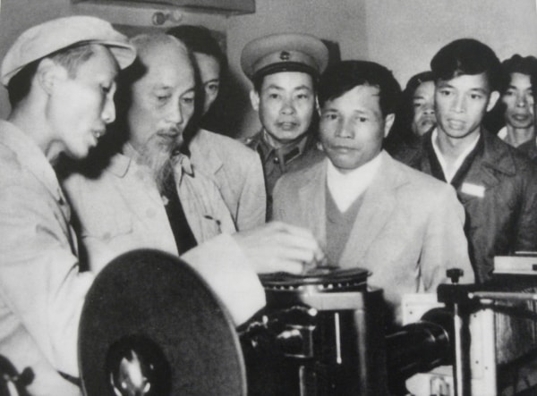 Chủ tịch Hồ Chí Minh với cán bộ, công nhân Xưởng Cơ khí, Nhà máy Gang thép Thái Nguyên, tháng 1/1964. Ảnh: Tư liệu