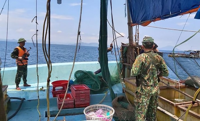 Tàu giã cào Thanh Hóa hung hãn tấn công lực lượng chức năng khi bị phát hiện khai thác hải sản trái phép trên biển Hà Tĩnh.