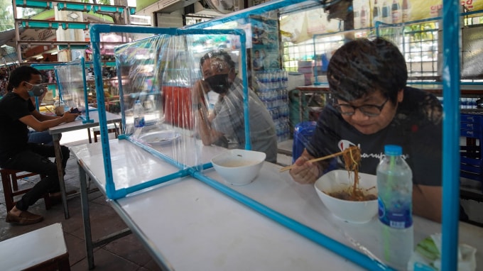 Một quán ăn tại Bangkok vào ngày 3/5 - Ảnh: Akira Kodaka