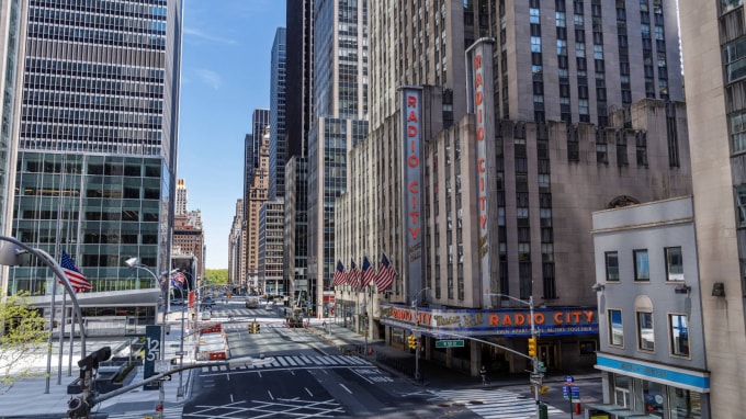 Một góc quang cảnh đường phố vắng lặng ở New York trong giai đoạn dịch bệnh Covid-19 diễn biến phức tạp - Ảnh: Reuters