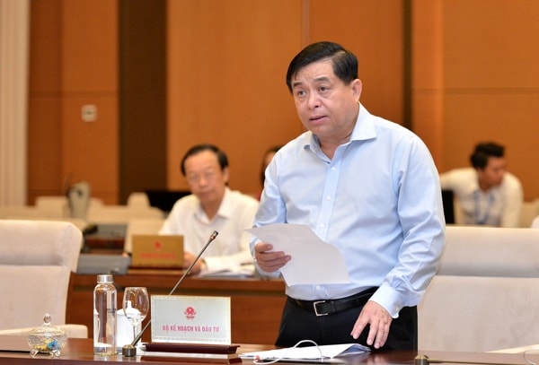 Bộ trưởng Bộ Kế hoạch và Đầu tư Nguyễn Chí Dũng trình bày báo cáo tại phiên họp thứ 45 của Uỷ ban Thường vụ Quốc hội, sáng 15/5. Ảnh: VGP