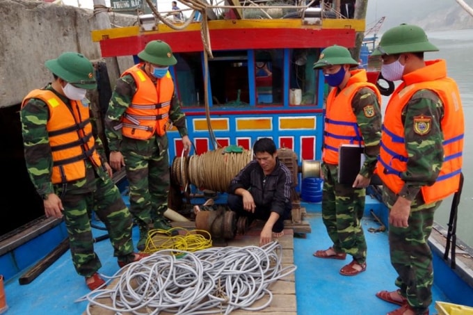 Lực lượng chức năng bắt giữ tàu giã cào đánh bắt hải sản bằng hình thức tận diệt trên biển.