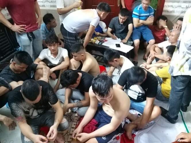 Công an huyện Nghi Lộc (Nghệ An) vừa triệt phá một ổ nhóm đánh bạc chuyên nghiệp trên địa bàn, bắt giữ hàng chục đối tượng.
