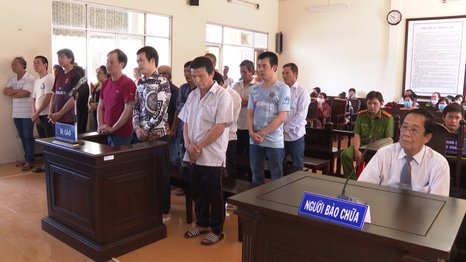 Nhóm đối tượng giả danh người của Công ty xổ số miền Bắc để lừa đảo tại phiên tòa.