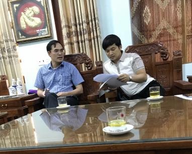 Ông Trương Nho Tự (trái), Chủ tịch UBND huyện Quan Hóa làm việc với PV. Ảnh: Quang Duy