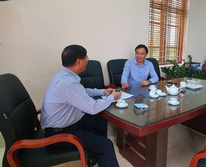 Bí thư Đảng ủy Bản Ngoại Ngô Mạnh Thơ trao đổi với tác giả.