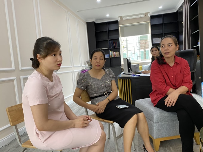 Đại diện BGH Nhà trường và cô giáo O. trao đổi với PV. Ảnh: Dương Lâm