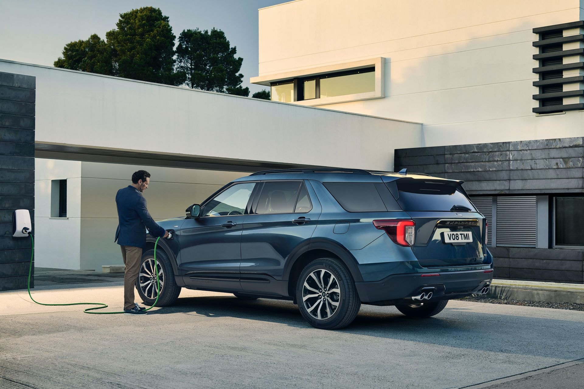 Xe mất 4 giờ 20 phút để sạc đầy với hệ thống Ford Connected Wallbox. Ảnh: Carscoops
