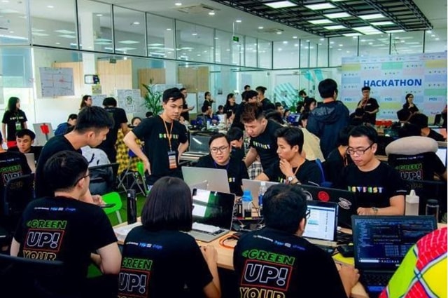 Các đội thi cùng phối hợp nhóm, xây dựng giải pháp sáng tạo, giải quyết vấn đề qua hướng dẫn của nhà tư vấn trong cuộc thi Vietnam Online Hackathon 2020. Ảnh: DNES
