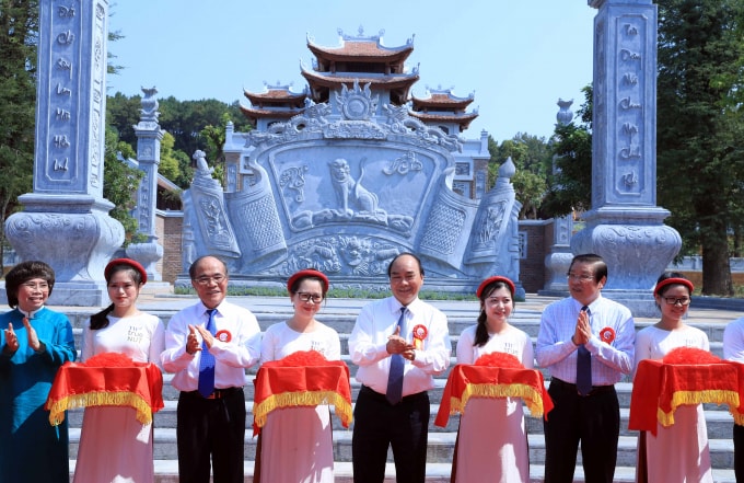 Thủ tướng Nguyễn Xuân Phúc cùng các đại biểu thực hiện nghi thức cắt băng khánh thành Đền Chung Sơn - Đền thờ Gia tiên Chủ tịch Hồ Chí Minh. Ảnh: PV