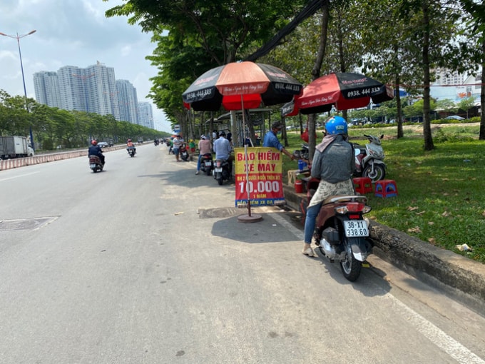 Người dân đổ xô mua bảo hiểm xe máy. Ảnh: TL