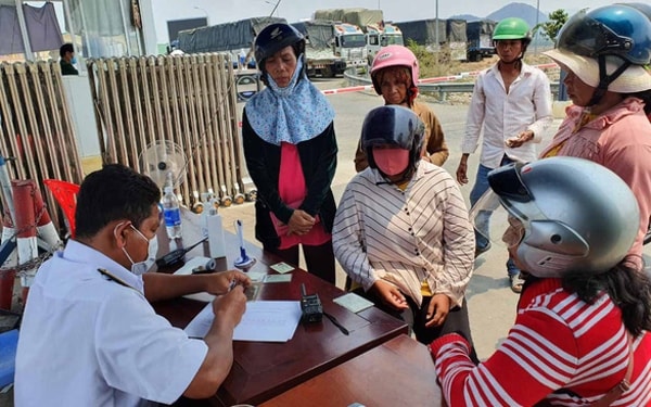Người dân khai báo y tế từ biên giới Tây Nam vào Việt Nam.
