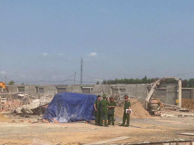 Cơ quan công an tại hiện trường vụ sập tường khiến 10 người tử vong tại Đồng Nai.