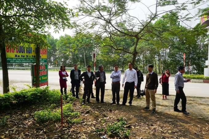 Đại diện Lãnh đạo Hội Nhà báo Việt Nam và UBND xã Tân Thái khảo sát tại địa điểm khoanh vùng di tích, ngày 01.3.2019 (Ảnh: Nguyễn Ba)