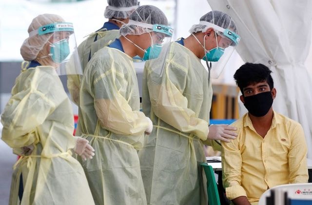 Một người nhập cư được xét nghiệm Covid-19 tại Singapore. Ảnh: Reuters