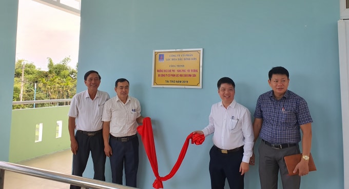 Các đại biểu thực hiện nghi thức khánh thành công trình.